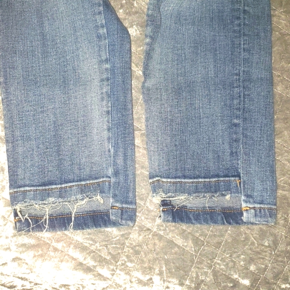 Zara Cropped Light Blue Jeans with Raw Hem - Picture 7 of 8